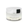 texture de creme perle d'eau douce sur fond blanc