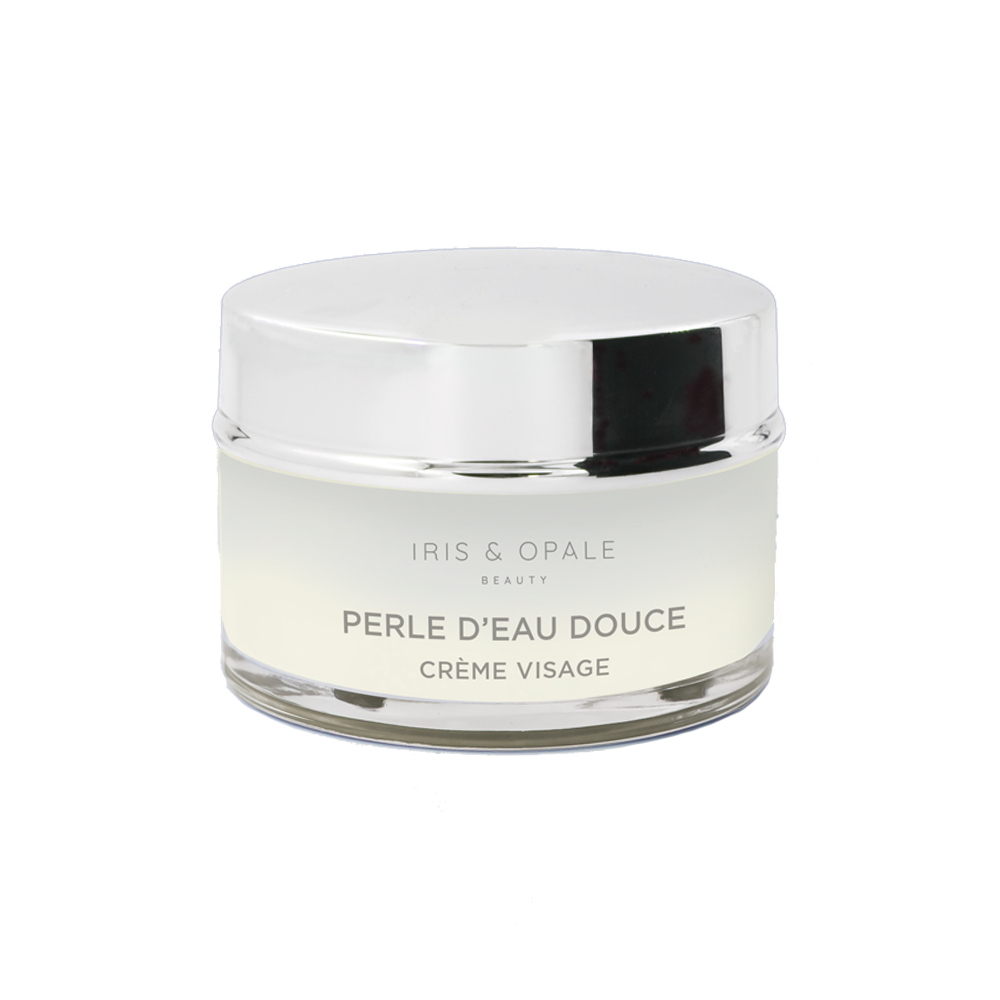 texture de creme perle d'eau douce sur fond blanc